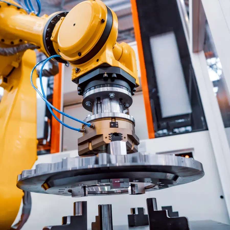 Bras robotique manipulant une pièce métallique